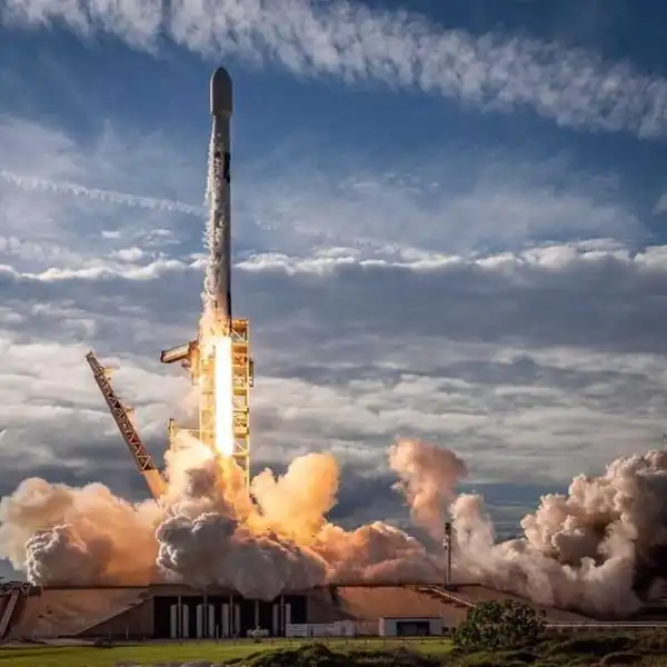 The US manned lunar mission was successfully launched.